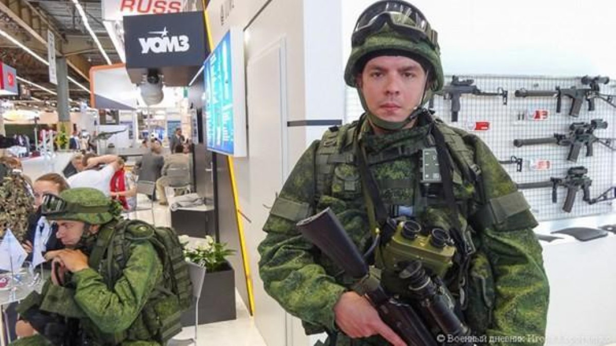 Trọn bộ công cụ hỗ trợ dành cho binh sĩ trên bộ quân trang Ratnik, có cả đèn pin, xẻng cầm tay và cả một bộ dao đa năng... những vật dụng này được chế tạo bằng công nghệ đặc biệt vừa có công năng tốt trong khi lại có trọng lượng khá nhẹ.