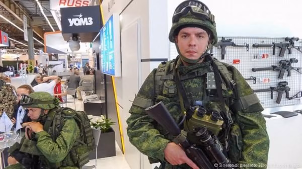 Trọn bộ công cụ hỗ trợ dành cho binh sĩ trên bộ quân trang Ratnik, có cả đèn pin, xẻng cầm tay và cả một bộ dao đa năng... những vật dụng này được chế tạo bằng công nghệ đặc biệt vừa có công năng tốt trong khi lại có trọng lượng khá nhẹ.