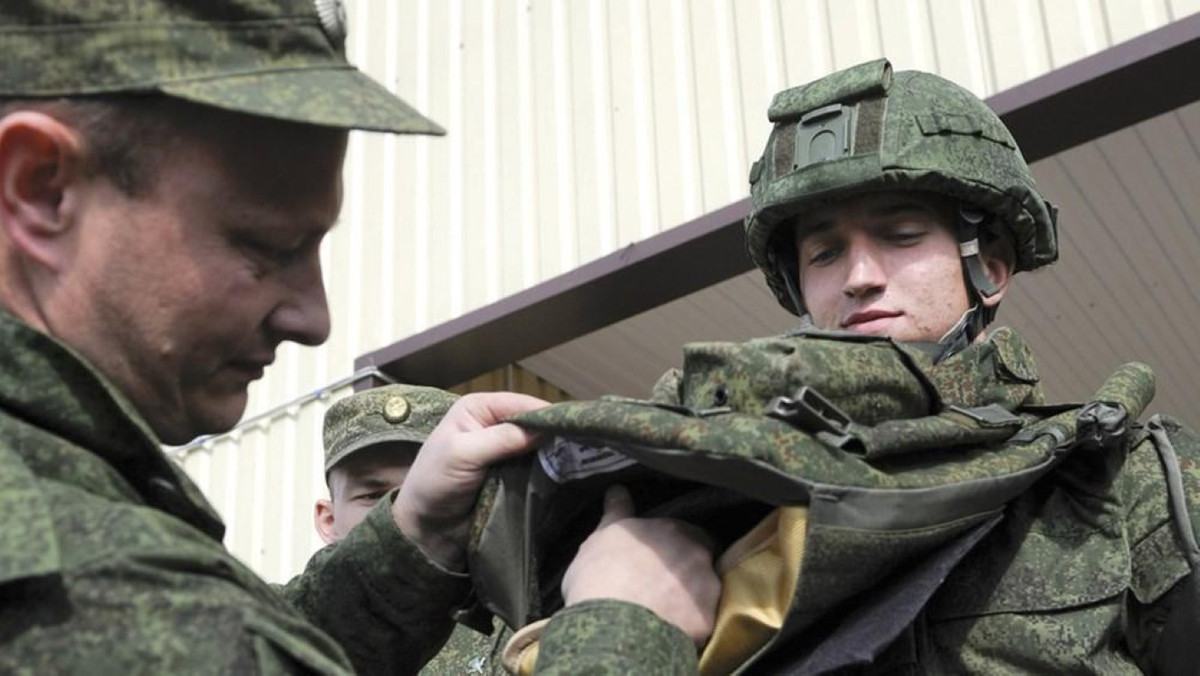 Tuy chỉ được trang bị những thành phần cơ bản nhất, nhưng thành phần trong bộ quân phục Ratnik đã giúp những chiến binh ly khai Ukraine trông hiện đại và nhất là có được áo giáp chống đạn sẽ giúp họ sống sót trên chiến trường.