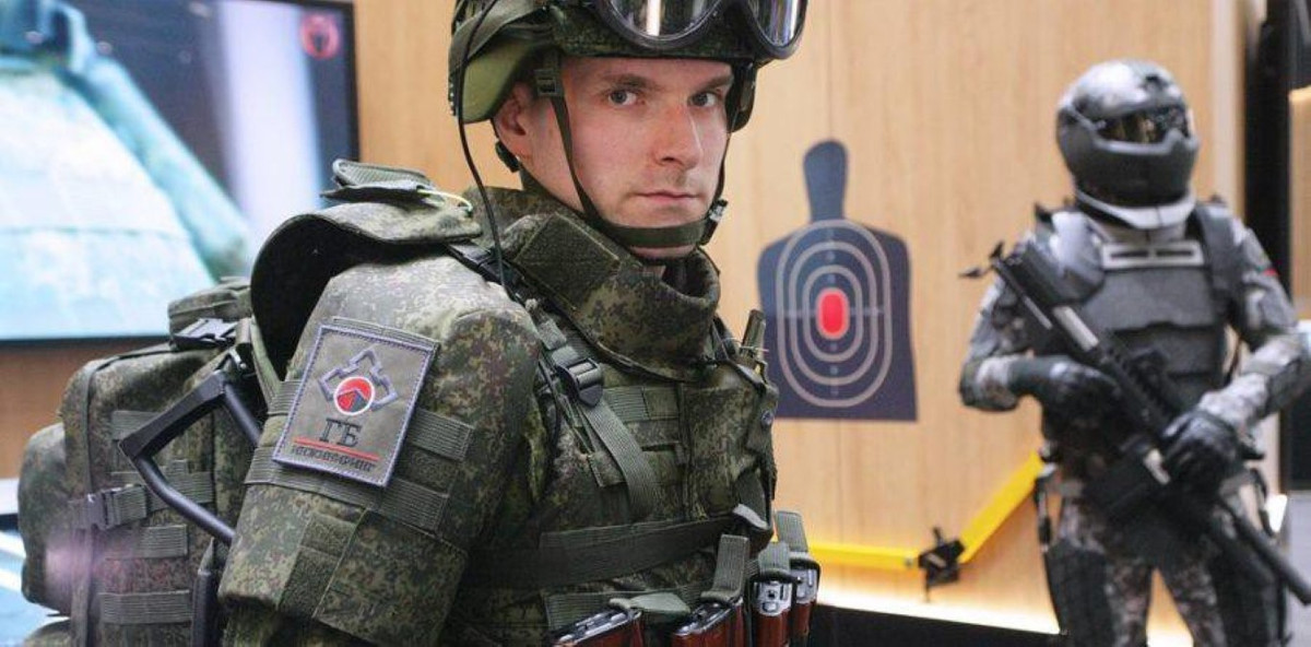 Trọng lượng cơ bản của bộ quân trang Ratnik chỉ tầm 12kg và tối đa 20kg, trong khi đó với bộ quân trang Barmitsa con số này lên tới 36kg. Quân đội Nga chọn hai mẫu súng trường tấn công mới sẽ trang bị kèm Ratnik trong tương lai là AK-12 và A-545.