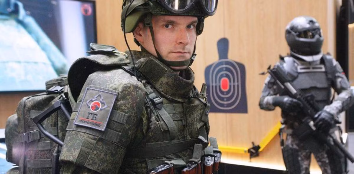 Trọng lượng cơ bản của bộ quân trang Ratnik chỉ tầm 12kg và tối đa 20kg, trong khi đó với bộ quân trang Barmitsa con số này lên tới 36kg. Quân đội Nga chọn hai mẫu súng trường tấn công mới sẽ trang bị kèm Ratnik trong tương lai là AK-12 và A-545.