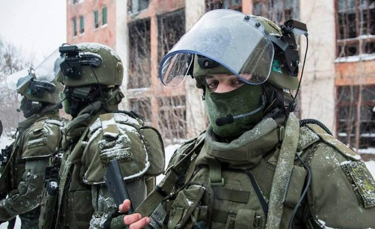 Các thành phần chính bao gồm mũ chống đạn, kính, áo giáp, các thiết bị bảo vệ cho đầu gối và khủy tay, giày da bền bỉ có khả năng chống nước, thiết bị điện tử để liên lạc và định vị mục tiêu cùng với những khẩu súng trường tấn công mới nhất.