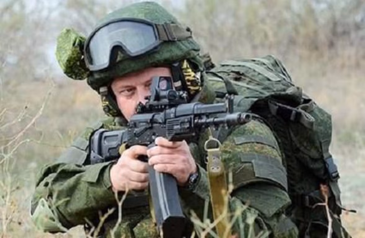 Bộ quân phục này có thể che chắn an toàn cho 90% cơ thể lính, ngoài ra những thiết bị trên bộ quân phục cũng giúp tăng khả năng sống sót của họ trong chiến trường ác liệt.