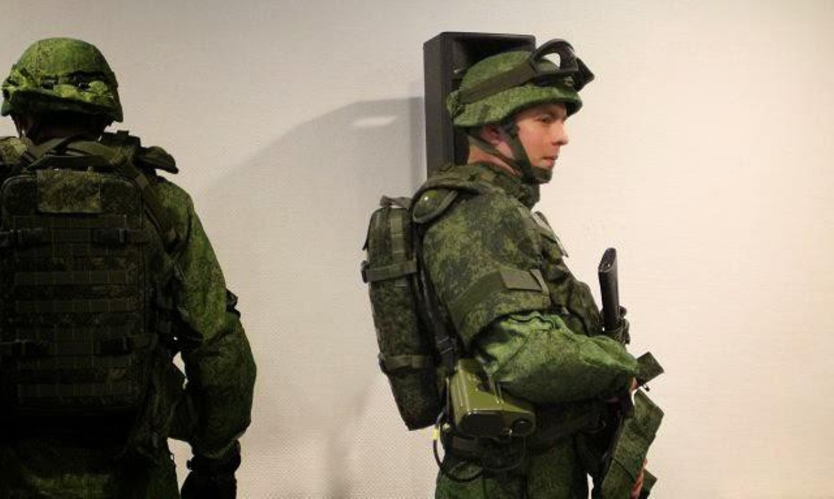 Các cường quốc trong đó có Nga đang đua nhau nghiên cứu, chế tạo bộ quân trang chiến binh tương lai với các yêu cầu như phải bảo vệ tốt nhất cho người sử dụng, tích hợp công nghệ hiện đại về thông tin liên lạc cũng như định hướng mục tiêu cùng khả năng tác chiến tuyệt vời của những siêu vũ khí cá nhân.