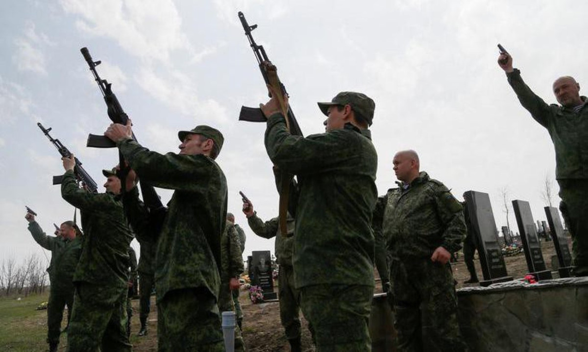 Hình ảnh những người lính ly khai Ukraine đang mặc quân phục với họa tiết của bộ quân trang chiến binh tương lai Ratnik.