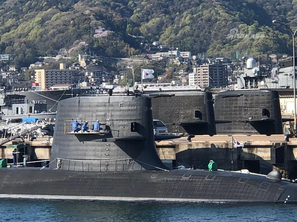 Toàn bộ vỏ ngoài tàu ngầm được bọc vật liệu cao su hấp thụ sóng âm, triệt tiêu tiếng ồn của tàu và giảm phản xạ sóng âm từ sonar chủ động của đối phương. Nhật Bản cũng trang bị hệ thống đối kháng điện tử ZLR-3-6 và hai cụm ống phóng mồi bẫy thủy âm để bảo vệ tàu ngầm lớp Soyru.