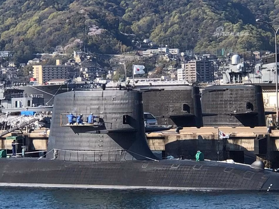 Toàn bộ vỏ ngoài tàu ngầm được bọc vật liệu cao su hấp thụ sóng âm, triệt tiêu tiếng ồn của tàu và giảm phản xạ sóng âm từ sonar chủ động của đối phương. Nhật Bản cũng trang bị hệ thống đối kháng điện tử ZLR-3-6 và hai cụm ống phóng mồi bẫy thủy âm để bảo vệ tàu ngầm lớp Soyru.