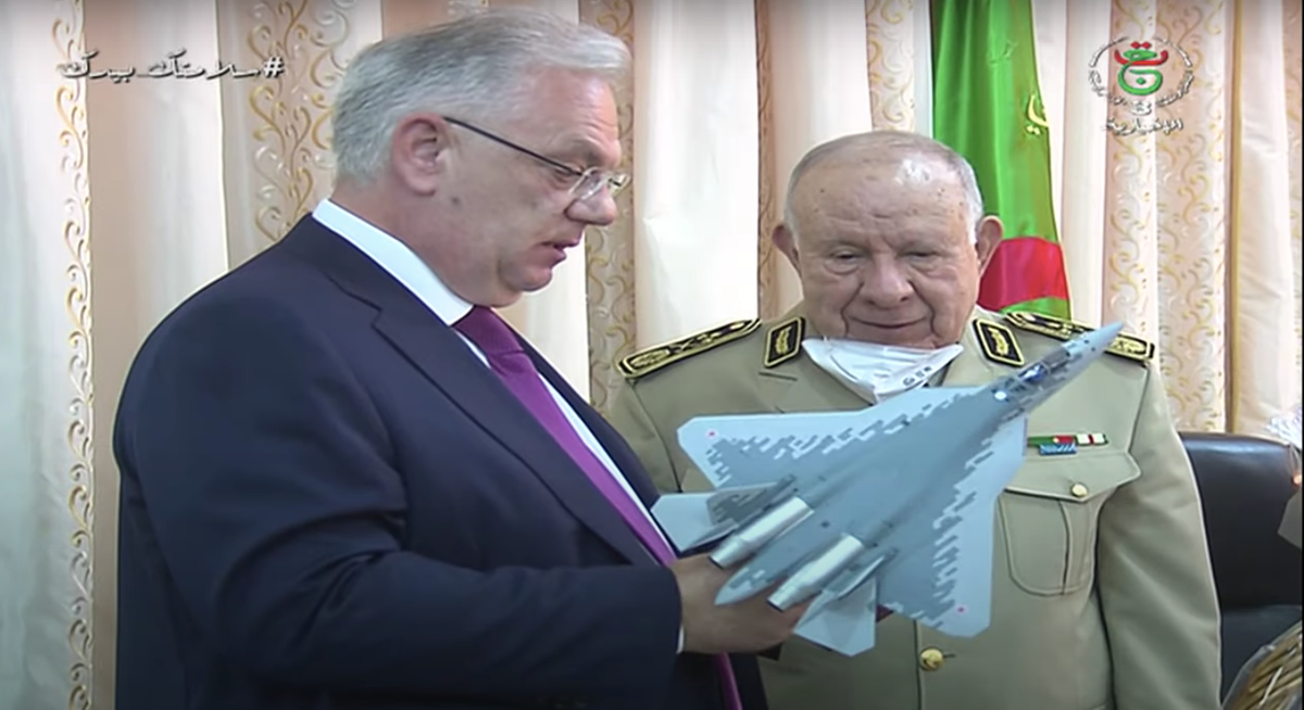 “Đầu tiên, một lô 20 máy bay ném bom tiền tuyến Su-34 sẽ được chế tạo tại tổ hợp KnAAPO, sau đó phiên bản Su-34M nâng cấp sẽ được chế tạo và bàn giao cho lực lượng hàng không vũ trụ Nga”.