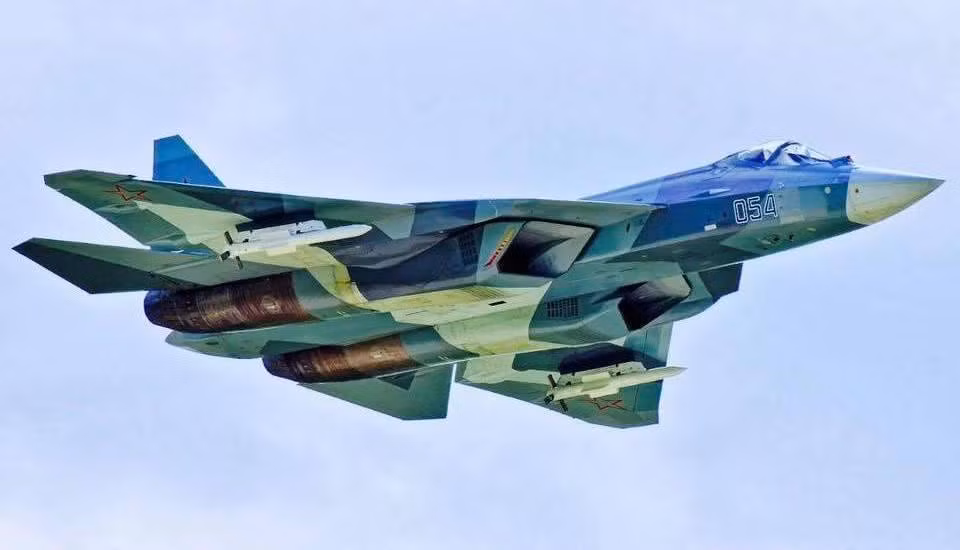 “Có thể giả định rằng vào năm 2021, KnAAPO sẽ chế tạo chiếc máy bay chiến đấu Su-34E đầu tiên cho không quân Algeria, đối tác đã đặt hàng 14 máy bay ném bom loại này", thông tin trên được nhắc đến trong một bản tin của tờ Zhukovskiye.