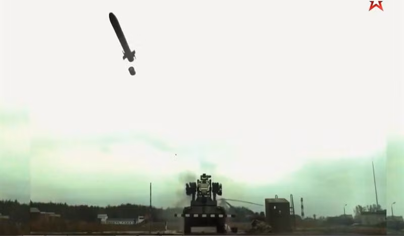 Uran-9 còn bị nhận xét là không thể thực hiện chức năng hỗ trợ trong tác chiến cổ điển khi hệ thống cảm biến ảnh nhiệt khó lòng phát hiện mục tiêu trong khoảng cách trên 1 km.