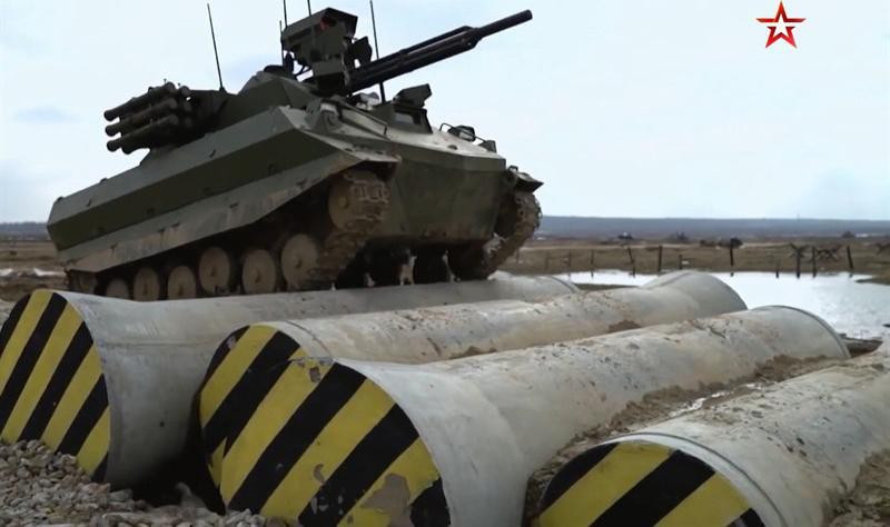 Tốc độ di chuyển của phương tiện tự hành Uran-9 rất chậm chạp, trên đường nhựa chỉ được 22 dặm/h còn khi trên đường xấu giảm xuống còn 15 dặm/h. Khả năng bảo vệ trước hỏa lực yếu, hệ thống cảm biến ảnh nhiệt thiếu tin cậy.