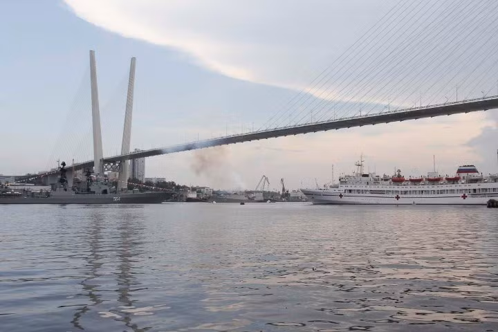 Trong khi đó, tàu Quang Trung 016 dù được hạ thủy chậm hơn tàu Trần Hưng Đạo một tháng, nhưng cũng được biên chế cùng thời gian với tàu 015.