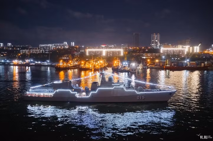 Cuộc duyệt binh hải quân được Nga tổ chức thường niên, để kỷ niệm ngày khai sinh ra lực lượng hải quân nước này, và cũng là cơ hội để phô diễn sức mạnh quân sự ở khu vực Thái Bình Dương.