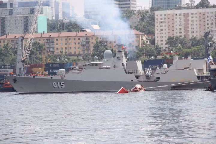 Trước đó, hai tàu Quang Trung và Trần Hưng Đạo của Hải quân Nhân dân Việt Nam đã có mặt tại Vladivostok từ hôm 22/7, để sẵn sàng tham gia lễ duyệt binh.