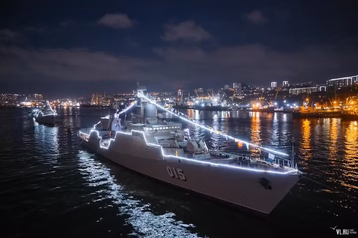 Cuộc duyệt binh này thường được tổ chức với sự tham gia của nhiều khách mời nước ngoài, trong đó có Việt Nam. Đây cũng không phải lần đầu tiên, các tàu hộ vệ của Việt Nam xuất hiện trong cuộc duyệt binh này.