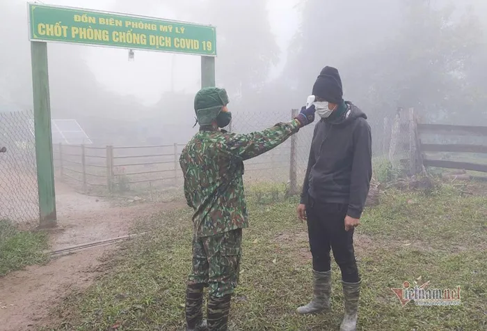 Một trong số đó là việc bị phơi nhiễm COVID-19 từ những người vượt biên trái phép về nước. Nguồn ảnh: Vietnamnet.