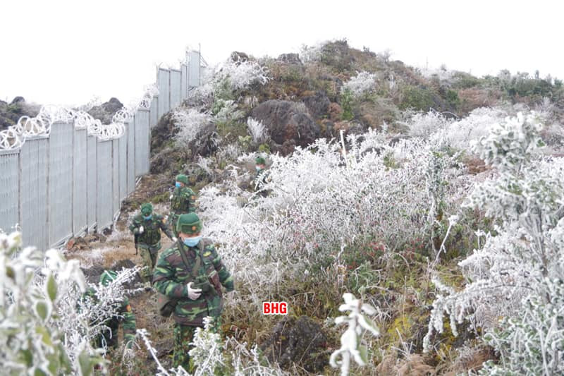 Dưới cái lạnh thấu xương, công việc tuần tra còn trở nên vất vả hơn nữa, tuy nhiên lực lượng biên phòng vẫn không được lơi là, mất cảnh giác. Nguồn ảnh: Báo Hà Giang.