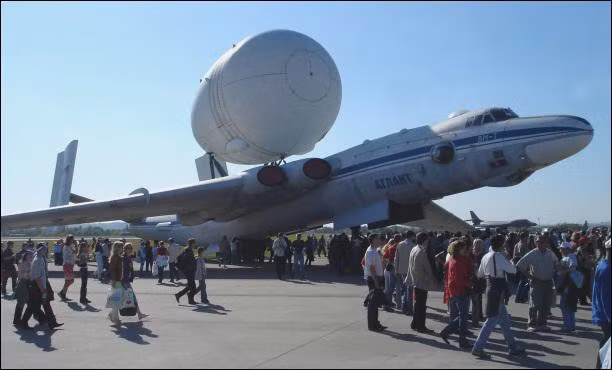 Một số chiếc M-4 còn được các kỹ sư Liên Xô cải tiến để chở theo những loại hàng đặc biệt trên lưng, thậm chí chúng còn có thể chở theo tàu vũ trụ.