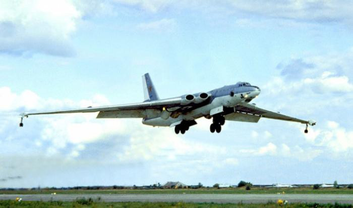 Ngoài ra chúng còn có thể mang theo tới 4 tên lửa hành trình không đối đất tầm xa được treo hai bên cánh.