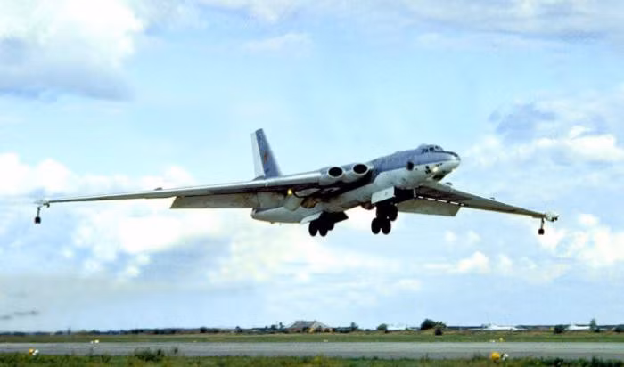 Ngoài ra chúng còn có thể mang theo tới 4 tên lửa hành trình không đối đất tầm xa được treo hai bên cánh.