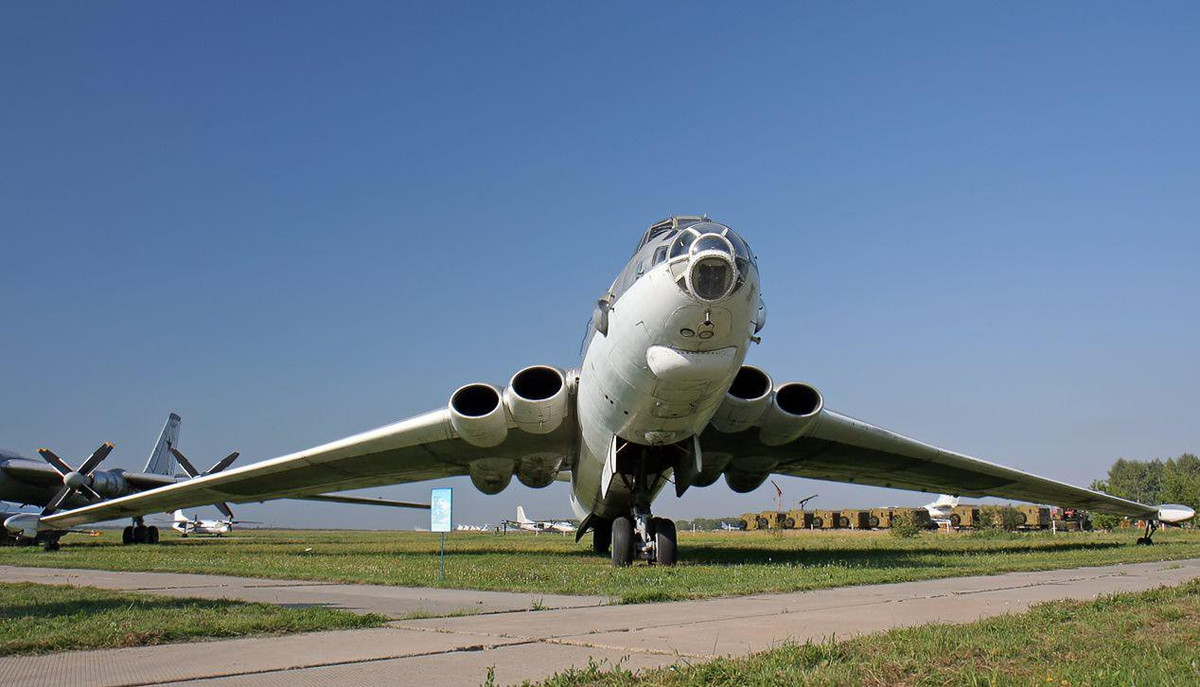 Mỗi động cơ này có lực đẩy 85,75kN giúp máy bay có thể bay với vận tốc cực đại 947km/h.