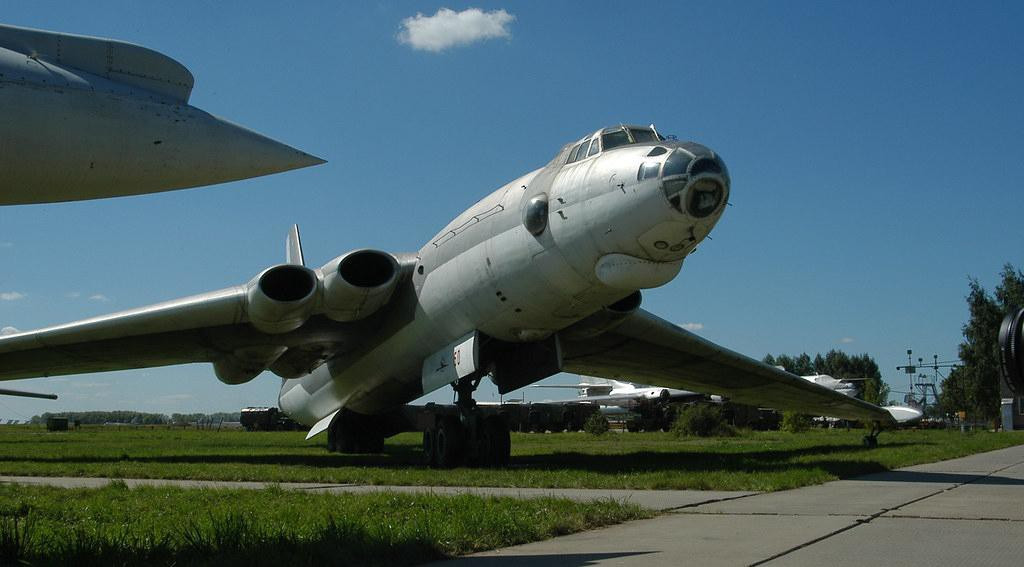 Tải trọng vũ khí của M-4 là 24 tấn và chúng có thể mang theo các loại bom hạt nhân hiện có lúc bấy giờ của không quân Liên Xô.