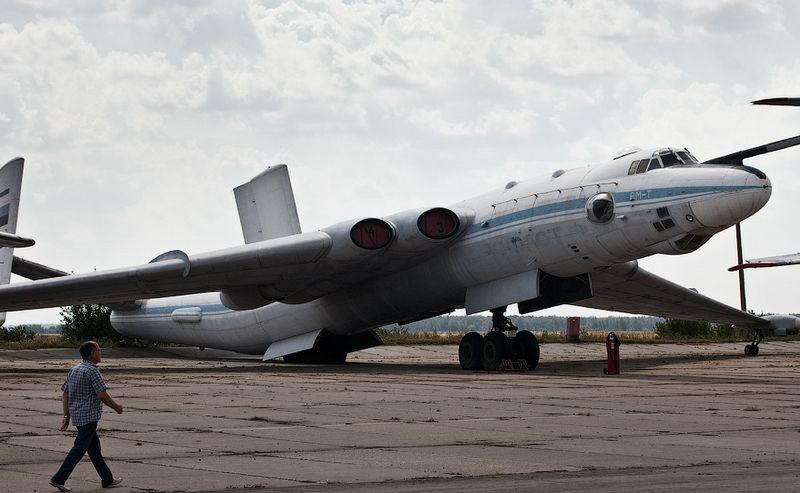 Để điều khiển chiếc máy bay khổng lồ này cần tới phi hành đoàn lên tới 8 người. Trong đó bao gồm các phi công, hoa tiêu và các xạ thủ điều khiển pháo 23mm.