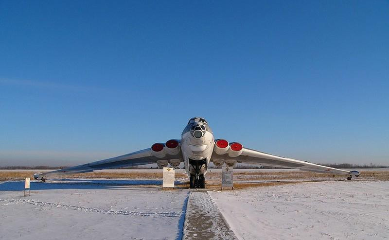 Cũng giống như các loại máy bay ném bom của Liên Xô lúc bấy giờ, M-4 được trang bị tới 9 khẩu pháo cỡ nòng 23mm NR-23, đôi khi chúng cũng được trang bị loại pháo nâng cấp AM-23 cỡ nòng cũng 23mm.