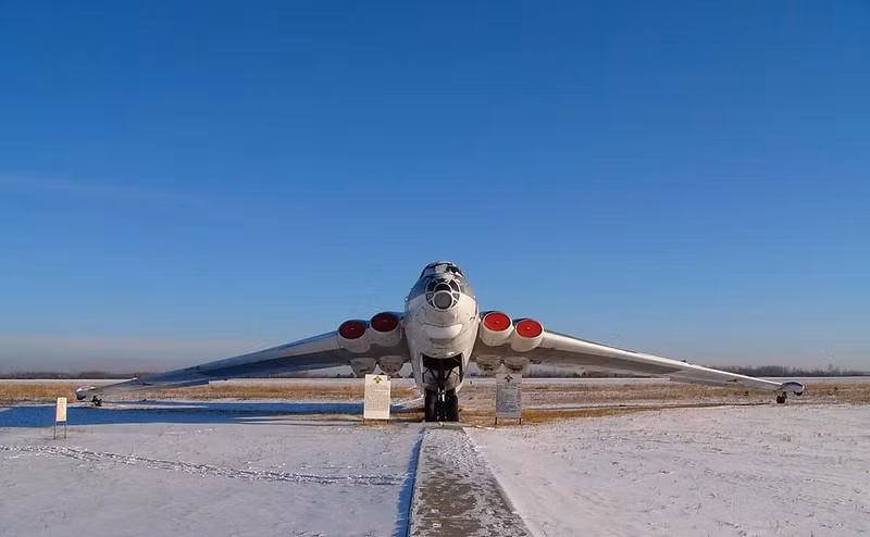 Cũng giống như các loại máy bay ném bom của Liên Xô lúc bấy giờ, M-4 được trang bị tới 9 khẩu pháo cỡ nòng 23mm NR-23, đôi khi chúng cũng được trang bị loại pháo nâng cấp AM-23 cỡ nòng cũng 23mm.