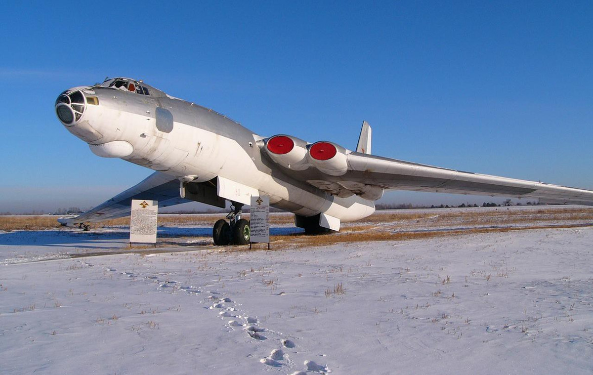 M-4 có chiều dài 47,2m, sải cánh lên tới 50m và chiều cao 14,10m.