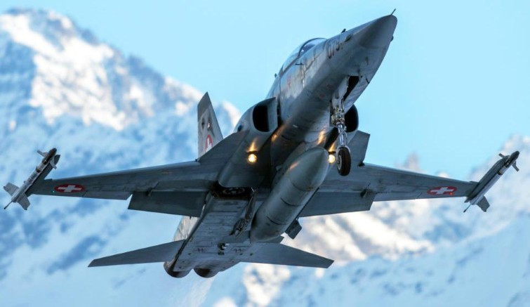 Cụ thể giới phân tích chỉ ra rằng, thực tế Không quân Mỹ bỏ tiền ra mua chiến đấu cơ F-5E cũ từ Thụy Sĩ nhằm đóng vai trò 'quân xanh' cho phi công tập luyện.