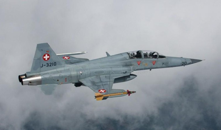 Vị phi công Liên Xô này đánh giá nó tốt ở khả năng thân thiện với phi công, có cả bàn đạp phanh, trong khi máy bay Liên Xô lại không có tiện ích này lúc đó.