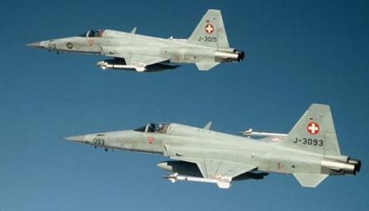 Tổng số vũ khí mang theo của F-5E lên tới 3.200kg trong đó chúng có thể triển khai tên lửa không đối không, rocket và các loại bom nhỏ. Những loại tên lửa F-5E có thể mang bao gồm 4 tên lửa đối không tầm ngắn AIM-9 hoặc tầm xa AIM-120; 2 tên lửa không đối đất AGM-65 Maverick.