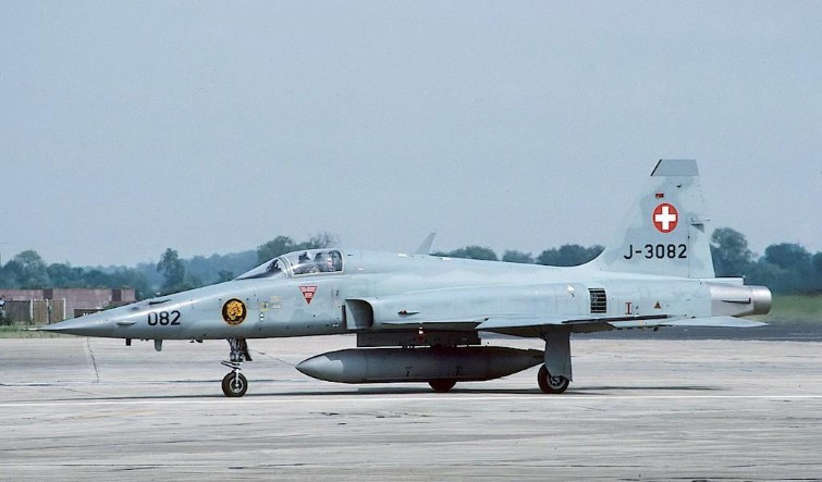 Với hai động cơ này giúp F-5E đạt tốc độ bay 1.700km/h, tầm bay 3.720km, bán kính chiến đấu 1.405km.