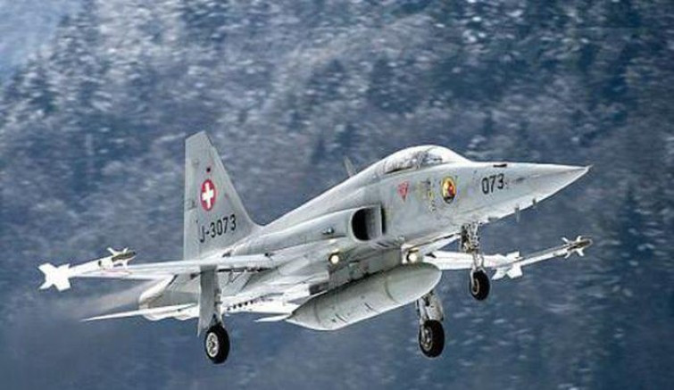 Vì vậy cho các phi công Mỹ không chiến tập luyện với mục tiêu là những chiếc F-5E, sẽ giúp họ tự tin hơn khi đối đầu với F-17 Thunder trong trường hợp nổ ra xung đột.