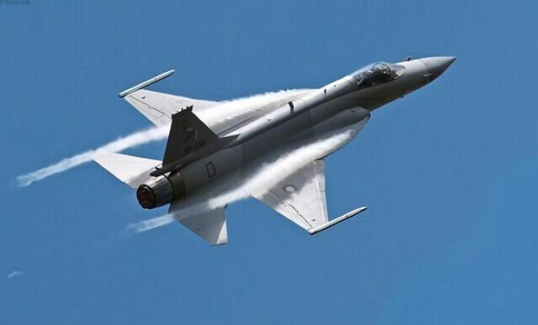 Bên cạnh đó dòng chiến đấu cơ F-17 Thunder được Trung Quốc hợp tác với Pakistan phát triển từ máy bay J-7G cũng có kích thước và tính năng chiến đấu khá tương đồng với F-5E.