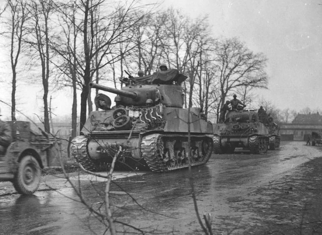 Với người Liên Xô, dù có nhiều đặc điểm giống với Mỹ như đất nước rộng lớn, dân cư sống rải rác. Tuy nhiên kinh tế của Liên Xô lại kém hơn Mỹ, thanh niên ở Liên Xô không mấy ai sở hữu được xe hơi, máy cầy cũng thuộc sở hữu của hợp tác xã và luôn có thợ cơ khí riêng, nên thanh niên Liên Xô cũng không có kỹ năng xoay sở giỏi như người Mỹ.