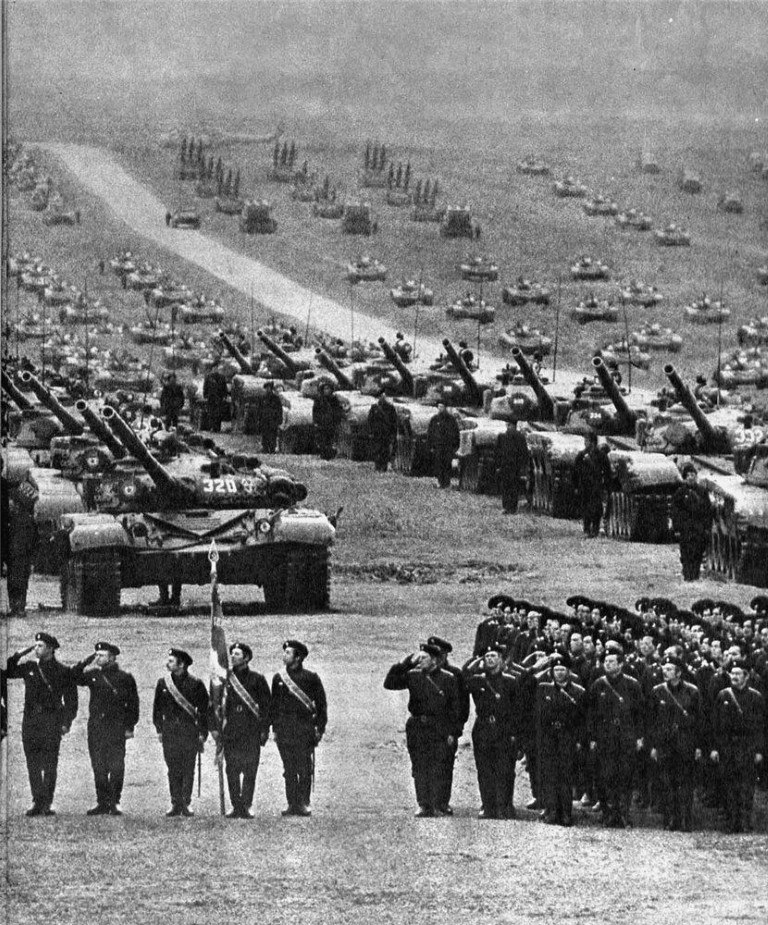 Cuộc tập trận lớn nhất lịch sử này, được Moscow tổ chức để thử nghiệm các chiến thuật tác chiến đổ bộ tấp cập, cũng như thử nghiệm nhiều loại vũ khí mới, hiện đại của nước này.