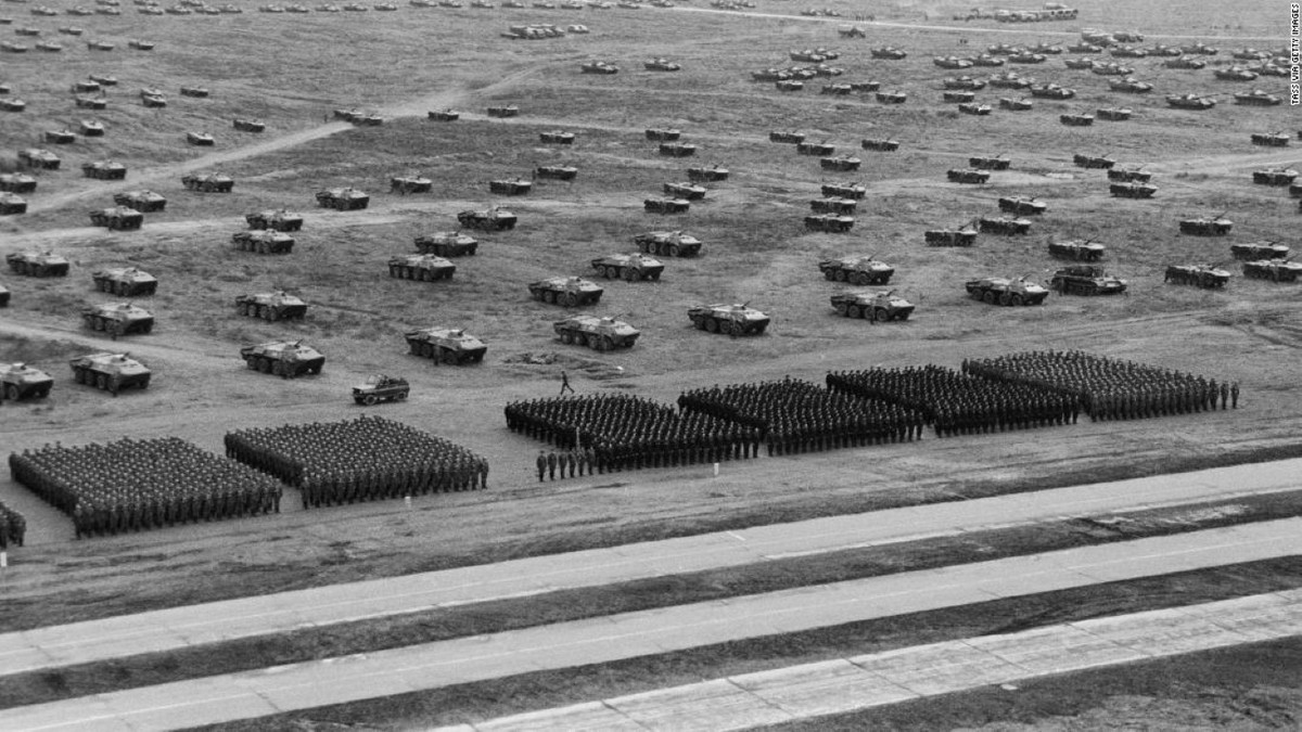 Trong phần huấn luyện đổ bộ, các đơn vị lính cận vệ của Liên Xô đã thử nghiệm khả năng đổ bộ đường không tấp cập, trong đó có việc thả dù xe thiết giáp BMD với kíp lái ngồi sẵn bên trong.