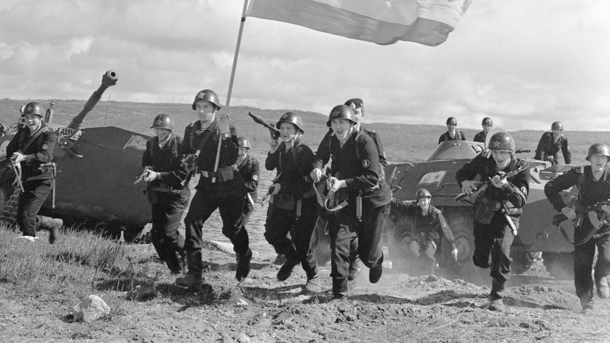 Zapad được coi là lần "động binh" lớn nhất của quân đội Liên Xô kể từ Chiến tranh Vệ Quốc, tuy nhiên với việc một loạt các loại vũ khí, trang thiết bị mới đã được đưa vào biên chế, quân đội Liên Xô đã phải sửa lại gần như toàn bộ chiến thuật của mình.