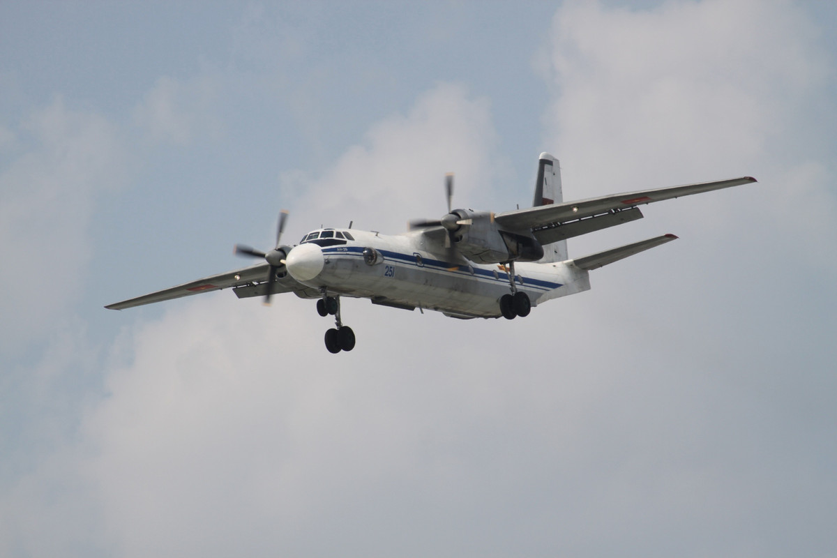 Giống như nhiều loại máy bay khác, dù bảo dưỡng, bảo trì tốt tới đâu, máy bay An-26 cũng có tuổi thọ khung thân và tuổi thọ động cơ. Nghĩa là tới một thời điểm nào đó, khung thân và động cơ của An-26 sẽ không thể tiếp tục sử dụng được nữa. Giải pháp duy nhất lúc đó chỉ là... mua một chiếc máy bay mới. Nguồn ảnh: Flickr.