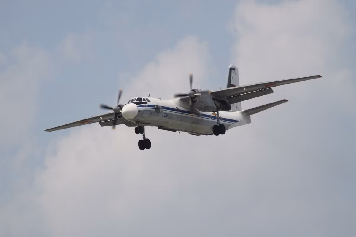 Giống như nhiều loại máy bay khác, dù bảo dưỡng, bảo trì tốt tới đâu, máy bay An-26 cũng có tuổi thọ khung thân và tuổi thọ động cơ. Nghĩa là tới một thời điểm nào đó, khung thân và động cơ của An-26 sẽ không thể tiếp tục sử dụng được nữa. Giải pháp duy nhất lúc đó chỉ là... mua một chiếc máy bay mới. Nguồn ảnh: Flickr.