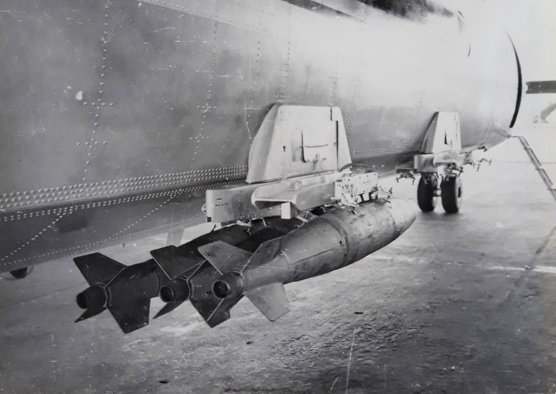 Nghe thì tưởng chừng đơn giản, tuy nhiên việc giảm tải trọng đột ngột trong lúc bay bằng cách cắt bom, là một thách thức rất lớn. Bản thân chuyên gia Liên Xô cũng không thể tin nổi khi được biết chúng ta hoán cải An-26 thành máy bay ném bom.