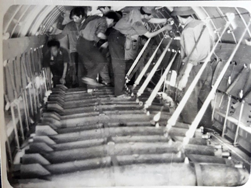 Tận dụng khả năng mang theo tối đa tới 5,5 tấn hàng hóa, các máy bay An-26 đã được Không quân Việt Nam cải biến để có thể cắt bom từ khoang chở hàng ngay khi đang bay.