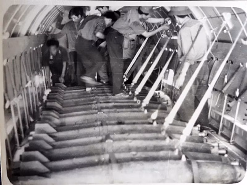 Tận dụng khả năng mang theo tối đa tới 5,5 tấn hàng hóa, các máy bay An-26 đã được Không quân Việt Nam cải biến để có thể cắt bom từ khoang chở hàng ngay khi đang bay.