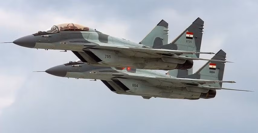 Đã có tin đồn rằng UAE để ý đến Su-75 Checkmate của Nga như một giải pháp hữu hiệu để thay thế. Tại triển lãm hàng không Dubai 2021, mẫu máy bay chiến đấu hạng nhẹ thế hệ 5 này đã trở thành tâm điểm chú ý.