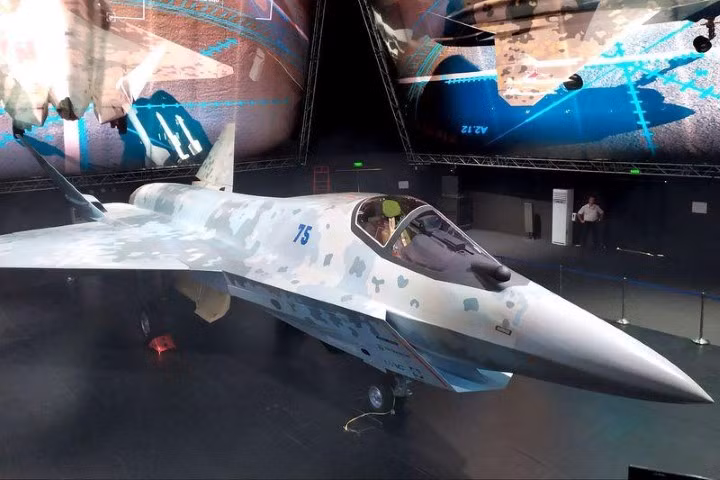 Nhà thiết kế chính của máy bay - ông Mikhail Strelets, đã đề cập đến các thùng chứa pháo treo ngoài có thể được lắp đặt trong khoang vũ khí. Người đứng đầu Rostec - ông Sergei Chemezov cũng nói về khẩu pháo trong bối cảnh tổng trọng lượng vũ khí là 7.400 kg.