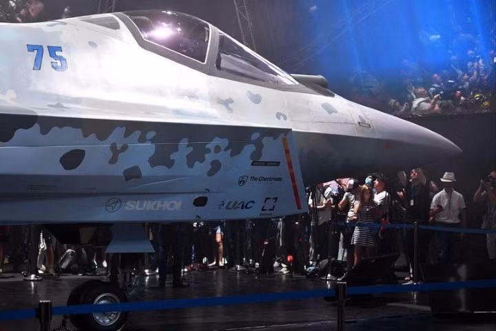 Trước tình hình trên, đại diện ngành công nghiệp quốc phòng Nga giải thích, chúng ta không được quên rằng máy bay được quảng cáo là một nền tảng kiến trúc mở, có khả năng thay đổi theo ý muốn của một khách hàng cụ thể.