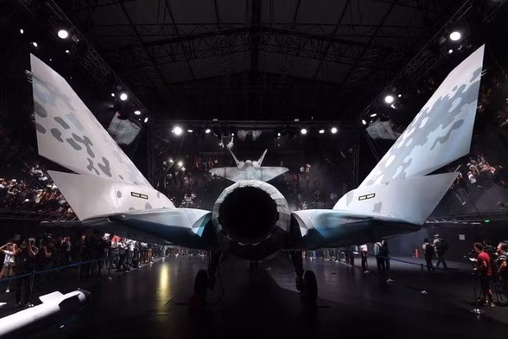 Mặc dù vậy cần lưu ý rằng ngay cả tiêm kích tàng hình F-35 Lightning II của Mỹ cũng vẫn mang pháo hàng không, bất chấp nó được tích hợp những loại tên lửa không chiến tầm gần tối tân nhất hiện nay với khả năng khóa mục tiêu sau khi phóng.