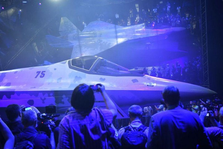 Bên cạnh đó, với chức năng tàng hình ngày càng cao của tiêm kích, không phải lúc nào những trận chiến trên không tương lai cũng diễn ra ở tầm xa mà phi công phải điều khiển tiêm kích của mình áp sát đối phương để ra đòn quyết định.